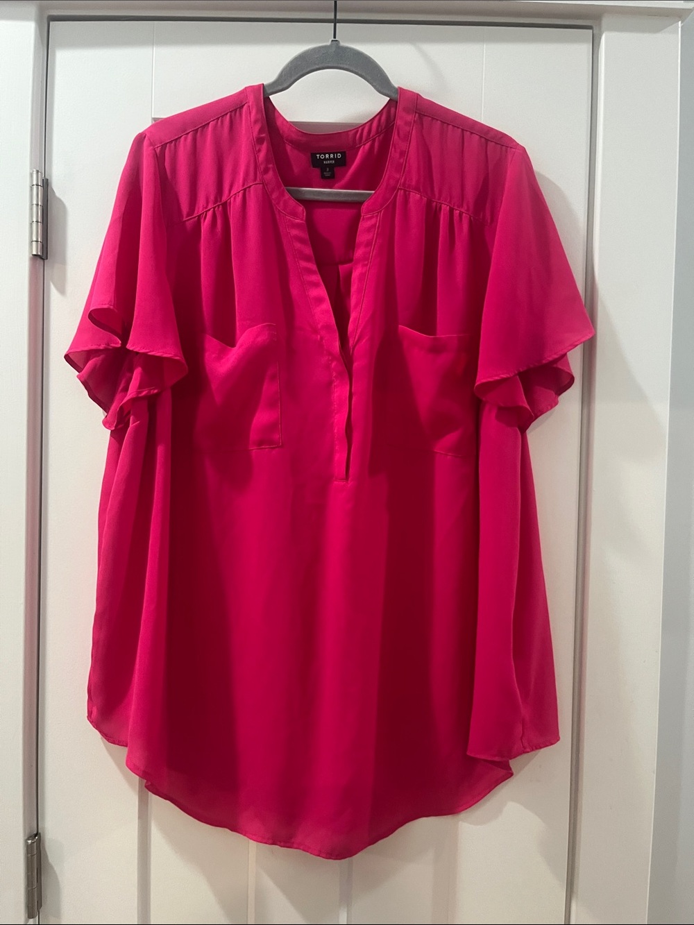 torrid Harper size 3 Bright Hot Pink Ruffle Sleeve Split-Neck Blouse Like New